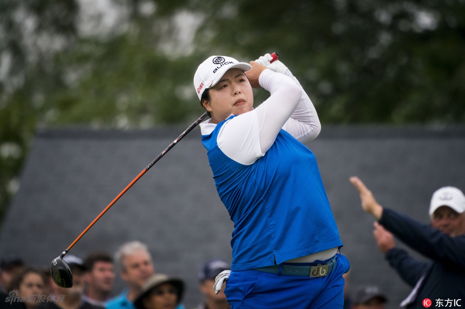 冯珊珊完成一记精彩的推杆进洞后,露出自信而淡然的微笑