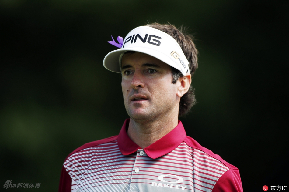 扎克·约翰逊在沙坑中奋力救球,沙砾飞扬展现高超技巧。