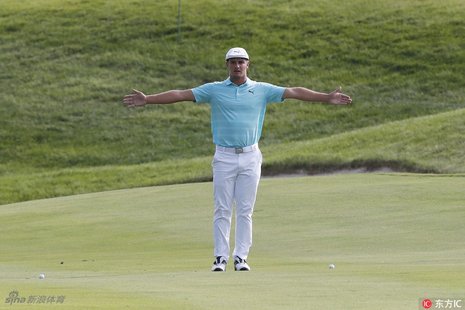 德尚博在比赛中摆出独特的预备姿势,神情专注如科学家面对实验。