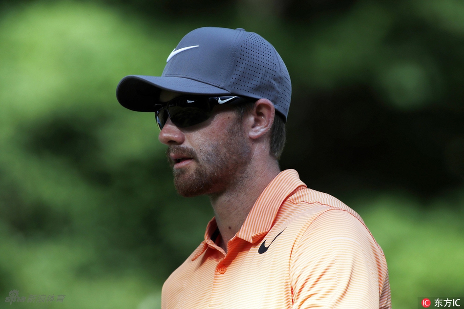 德尚博夺冠后高举奖杯尽情庆祝,脸上绽放出灿烂的笑容。