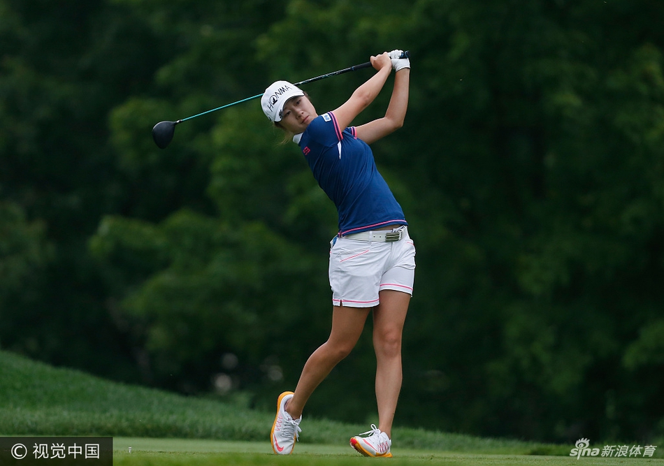 冯珊珊在观众的注视下走向下一个发球台,步伐坚定,充满领跑者的从容气度