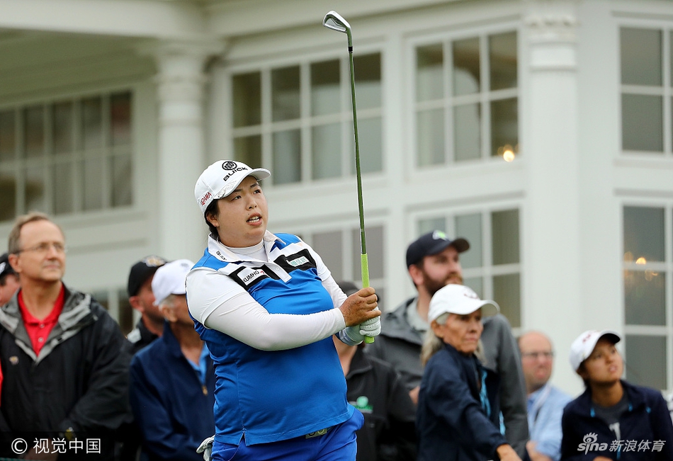 冯珊珊全神贯注凝视前方,手握推杆准备进行关键一击,果岭光线勾勒出她沉稳的侧影