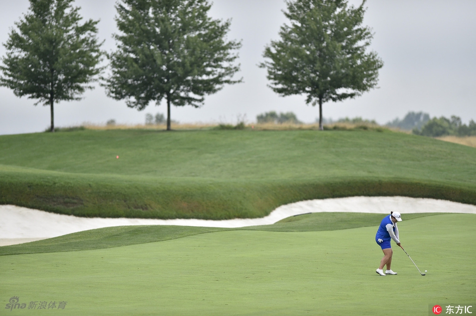 冯珊珊在练习场进行赛前热身,挥杆动作标准而有力,神情专注