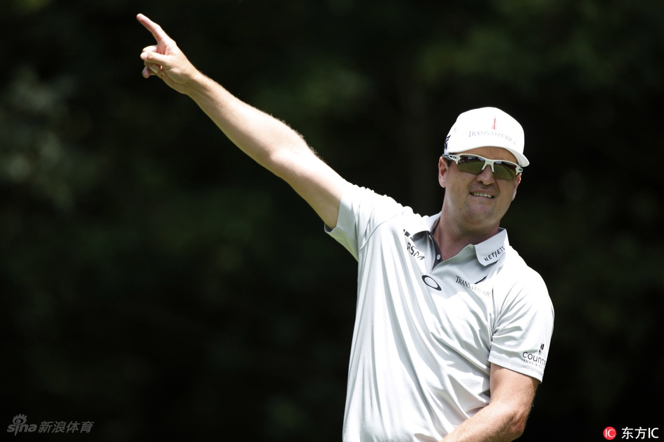 阿根廷名将安赫尔·卡布雷拉在观众注视下打出漂亮的一记铁杆。