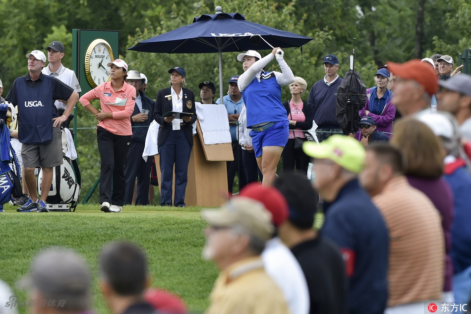 冯珊珊与同组球员高宝璟一同在果岭上查看推杆线路,两位世界级球员同框交流
