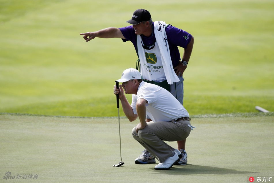 两届大师赛冠军巴巴·沃森正完成一次大幅度的全力挥杆。