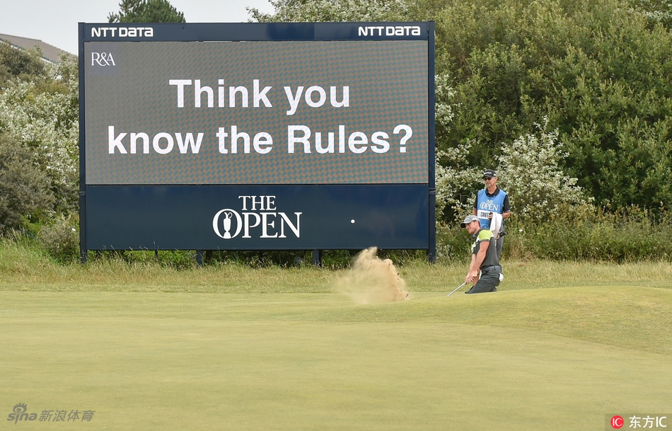 夕阳映照下的皇家伯克戴尔球场全景，起伏的球道与金黄色的长草勾勒出林克斯高尔夫独特而迷人的荒野之美。