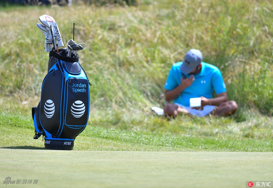 赛事巡场员们在皇家伯克戴尔接受最后的集中培训，他们身姿笔挺，将负责维护赛场秩序与观众安全。