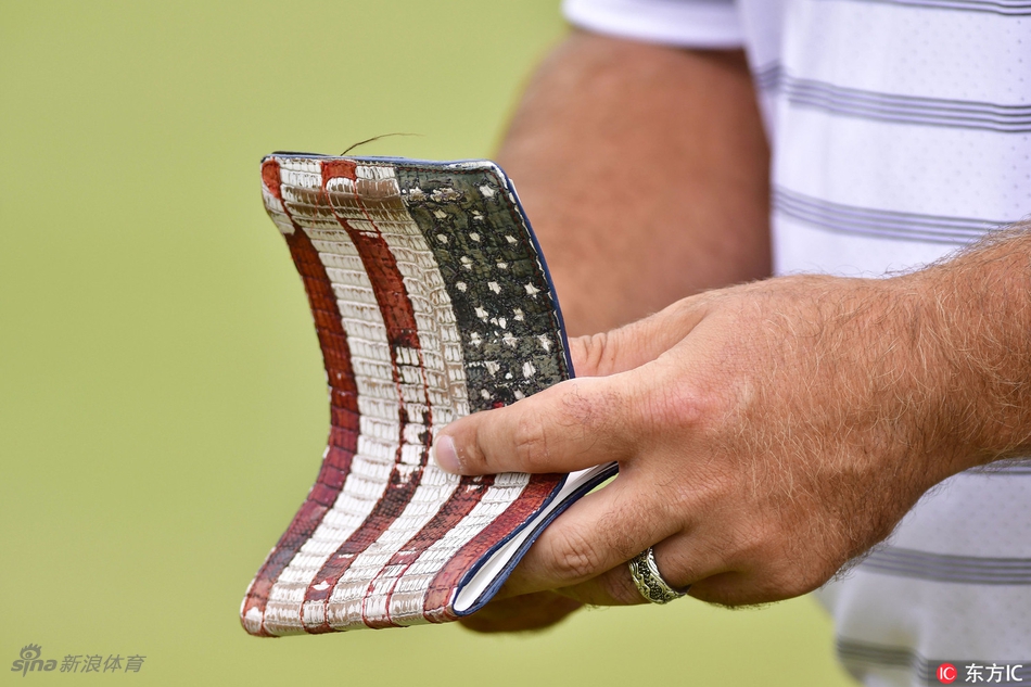 看台上，热情的球迷们早已迫不及待，他们聚集在一起，提前感受着大赛来临前激动人心的热烈氛围。