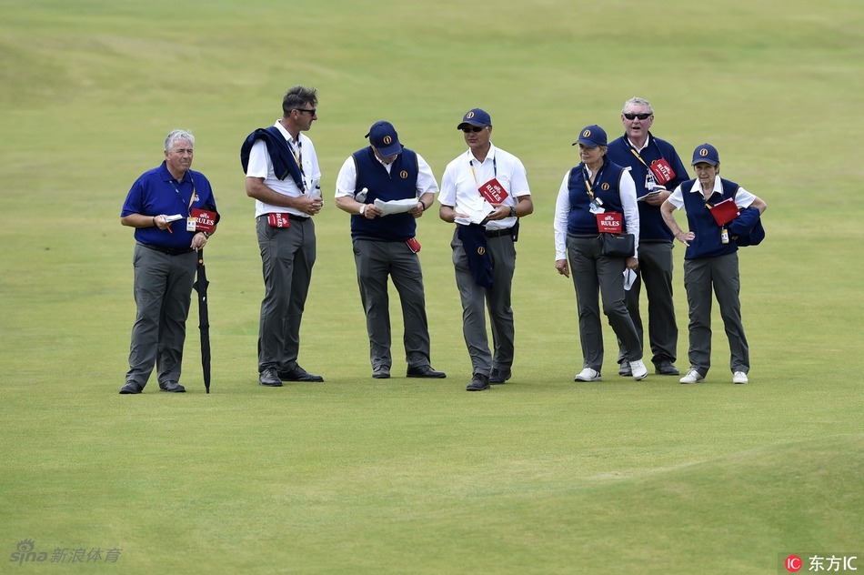 麦克凯与赛事工作人员在场上交流，他表情认真，正在快速学习并适应着从球场策略执行者到赛事观察解说者的角色转变。