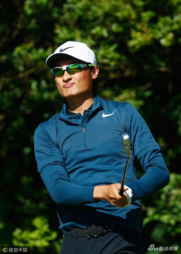 李昊桐在球道上自信挥杆，完成一次漂亮的击球，动作流畅而有力