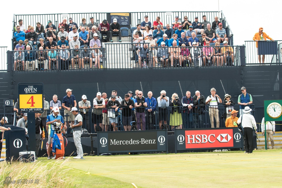 练习场边，众多顶尖球员的球包整齐陈列，印有奔驰徽标的球包格外醒目，预示着赛场内外的强强联合。