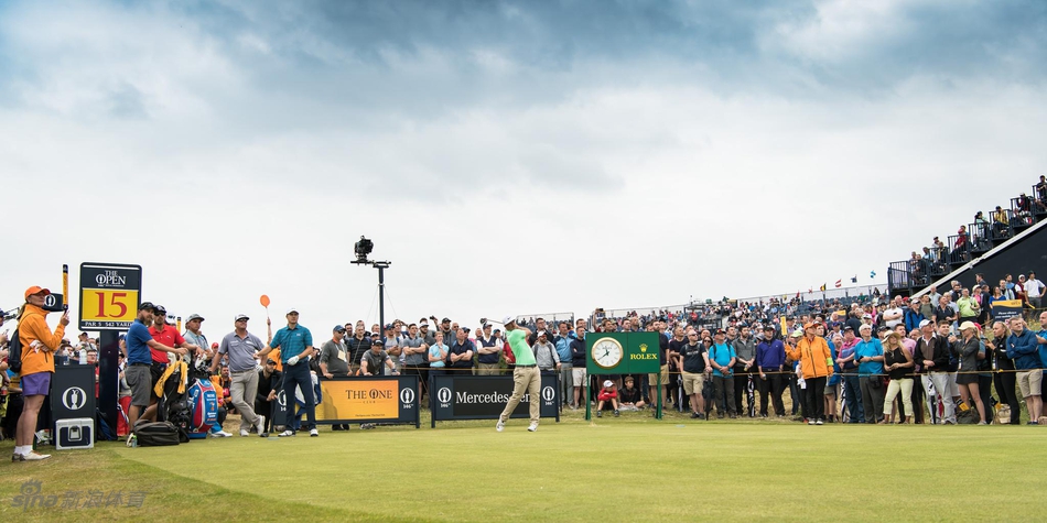 美国实力新星布鲁克斯-科普卡与同胞乔丹-斯皮思在练习果岭边轻松交流，分享对林克斯球场的挑战心得。