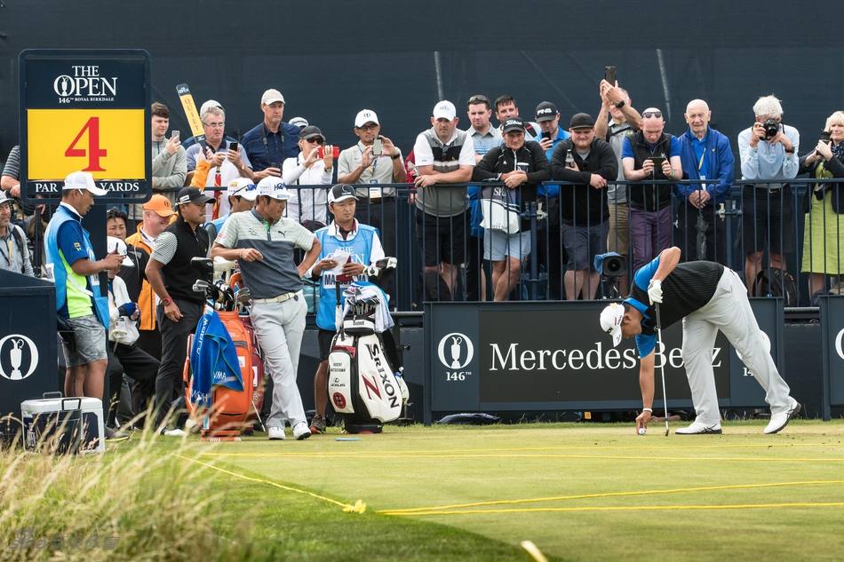 中国高尔夫领军人物李昊桐在练习场认真调整动作，他的目光坚定，充满对大赛的渴望与决心。