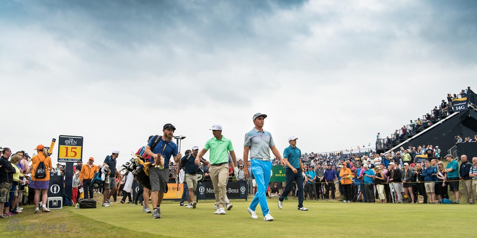 皇家伯克戴尔球场边，梅赛德斯-奔驰优雅的赞助商包厢静候嘉宾，与现代高尔夫赛事完美融合。