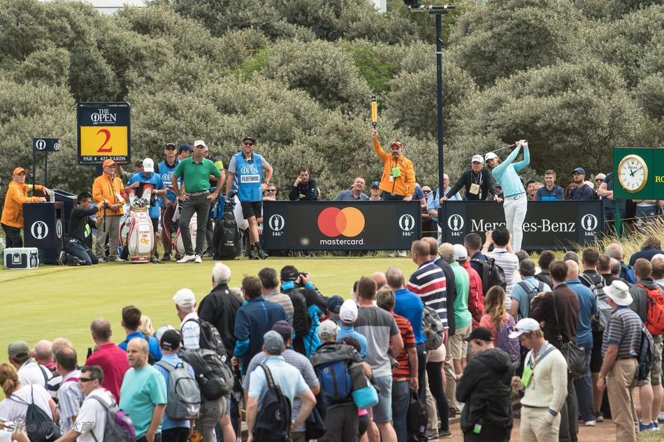 人气球星瑞奇-福勒以他一贯的专注神情练习切杆，鲜艳的着装与绿色的草地形成亮眼对比。