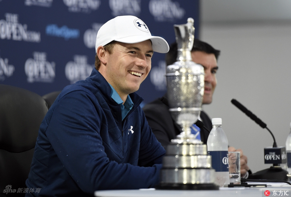 斯皮思与决赛轮同组对手、好友马特·库查尔在赛场边亲切交谈,展现了激烈的竞争之外,高尔夫运动特有的友谊与风度。