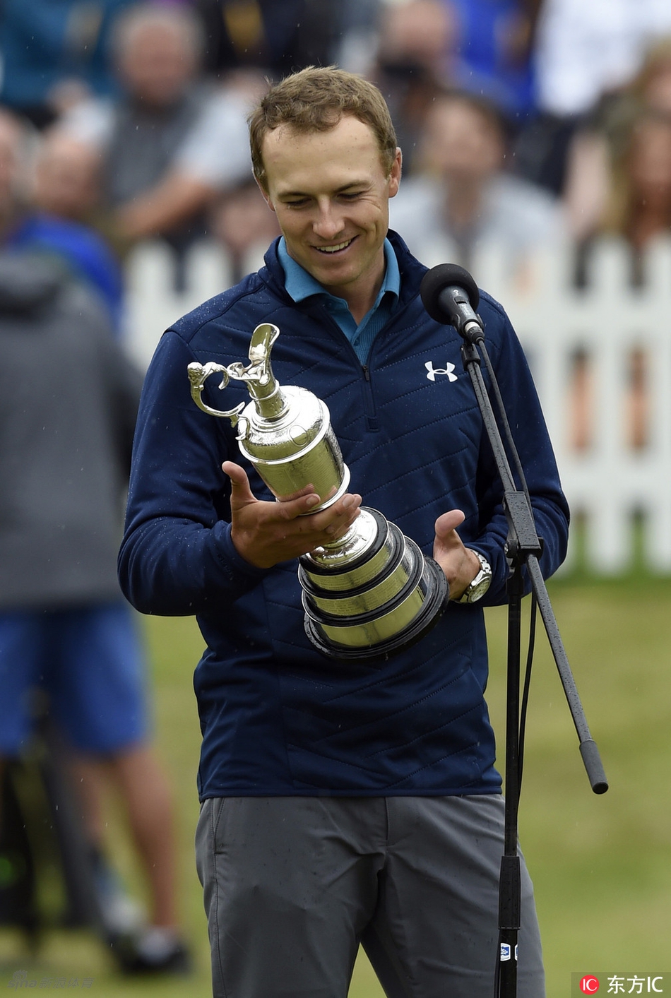 斯皮思在果岭上推入制胜一推后,紧握拳头、闭目仰天怒吼,尽情释放压抑已久的情绪与夺冠的狂喜。