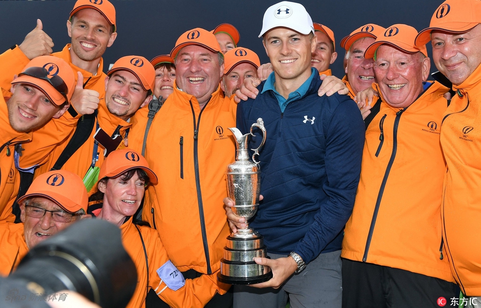 斯皮思与赛事志愿者团体开心合影,他手捧葡萄酒壶站在中央,以谦和的笑容感谢所有工作人员为赛事成功付出的努力。