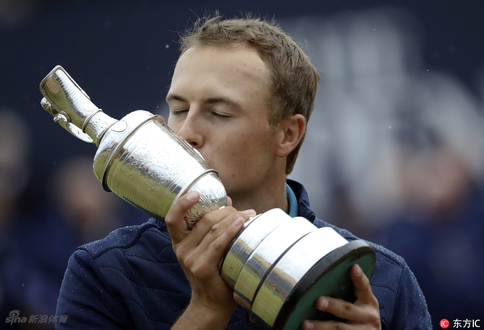 斯皮思在第13洞陷入困境后正冷静观察球位,与球童迈克尔·格雷尔商讨关键的战略抉择,背景是皇家伯克戴尔标志性的沙丘。