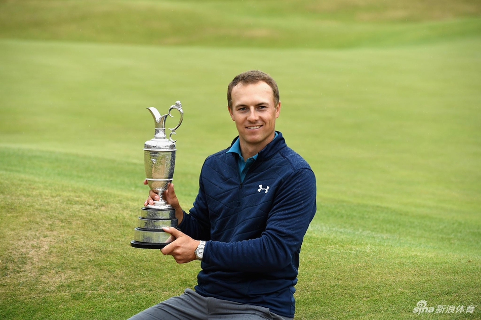 斯皮思在赛后记者会上手持葡萄酒壶,面带标志性的微笑,从容地回答全球媒体关于这场史诗级胜利的提问。