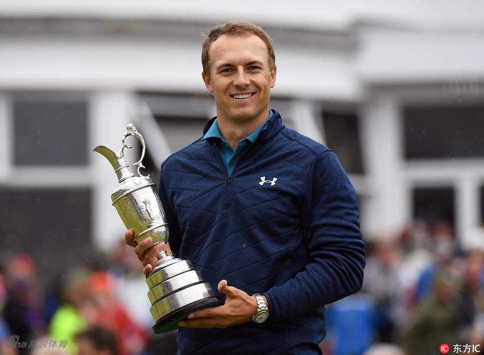 乔丹·斯皮思深情凝视手中熠熠生辉的葡萄酒壶冠军奖杯,眼神中充满了梦想成真的激动与对历史的敬畏。