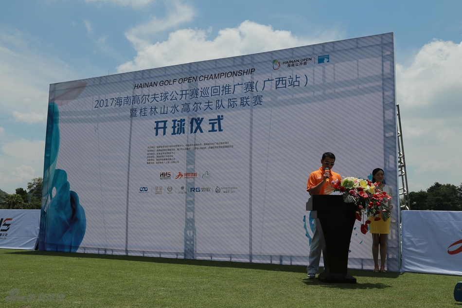 选手在果岭边细心观察推杆线路，背景是典型的桂林喀斯特山峰