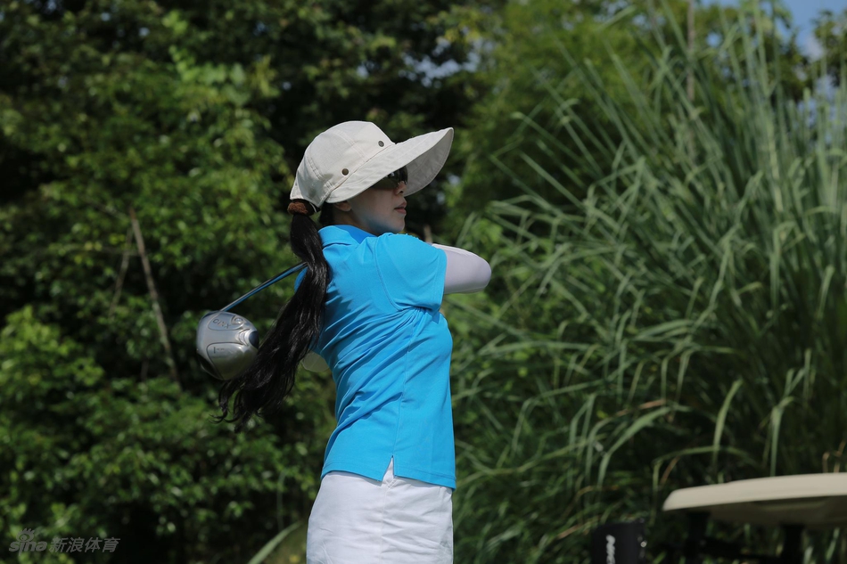 大合影定格美好瞬间，所有参赛选手与工作人员笑容灿烂共庆赛事圆满成功