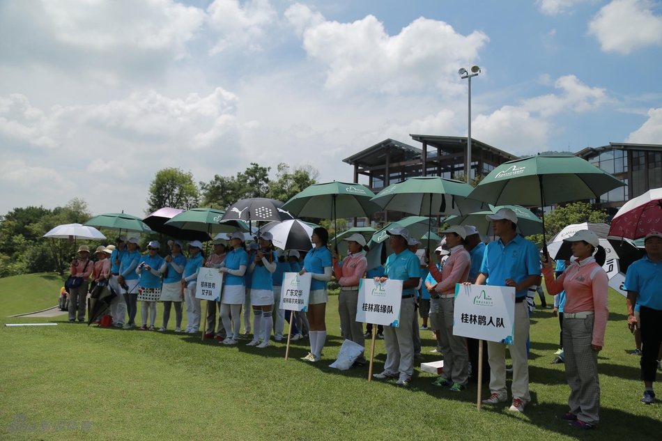 选手在桂林山水高尔夫俱乐部会所前自信签到，笑容洋溢期待比赛开始