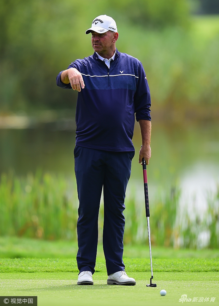 亚历山大列维在开球区做出一记漂亮的开球动作球杆划出有力弧线