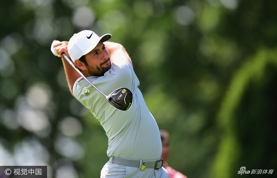 托马斯比约恩在练习日面带微笑与旁人交谈展现出队长亲和的一面