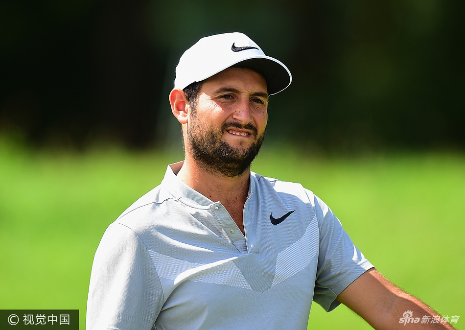 卫冕冠军亚历山大·列维在绿鹰球场练习日中聚精会神地观察果岭推杆线路