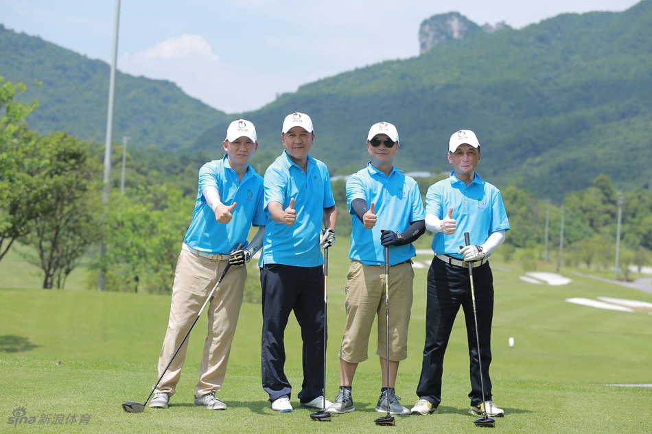 赛后在典雅的环境中举行颁奖仪式，获奖选手喜悦地捧起奖杯