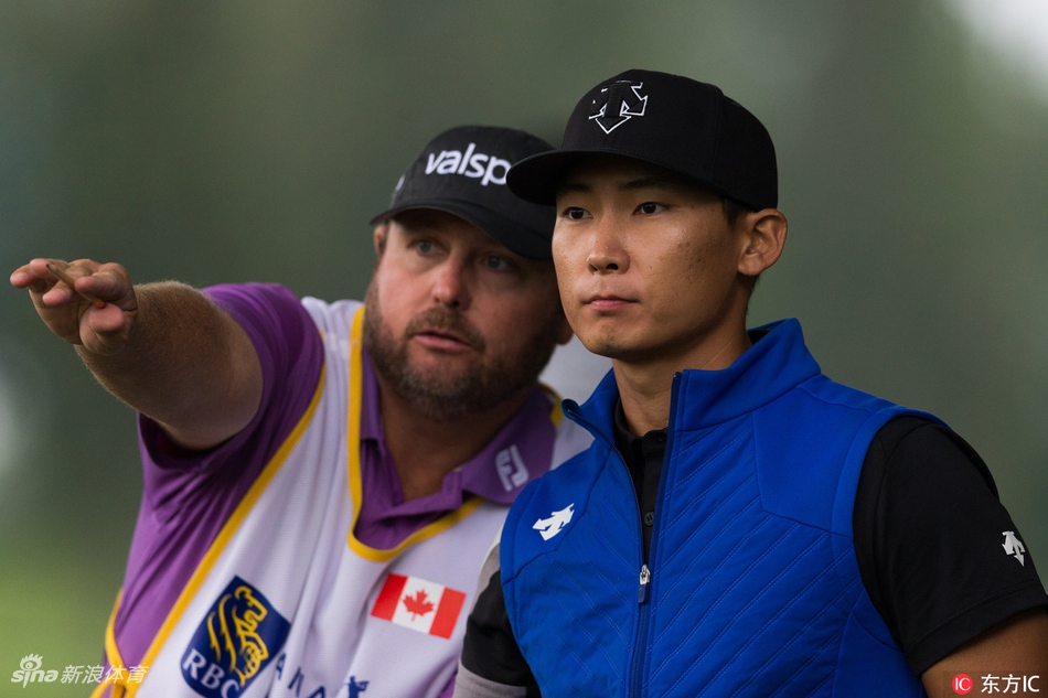 记分牌在雨中矗立，上面密密麻麻的数字记录着每一位球员的鏖战足迹，静静等待着新的变化。