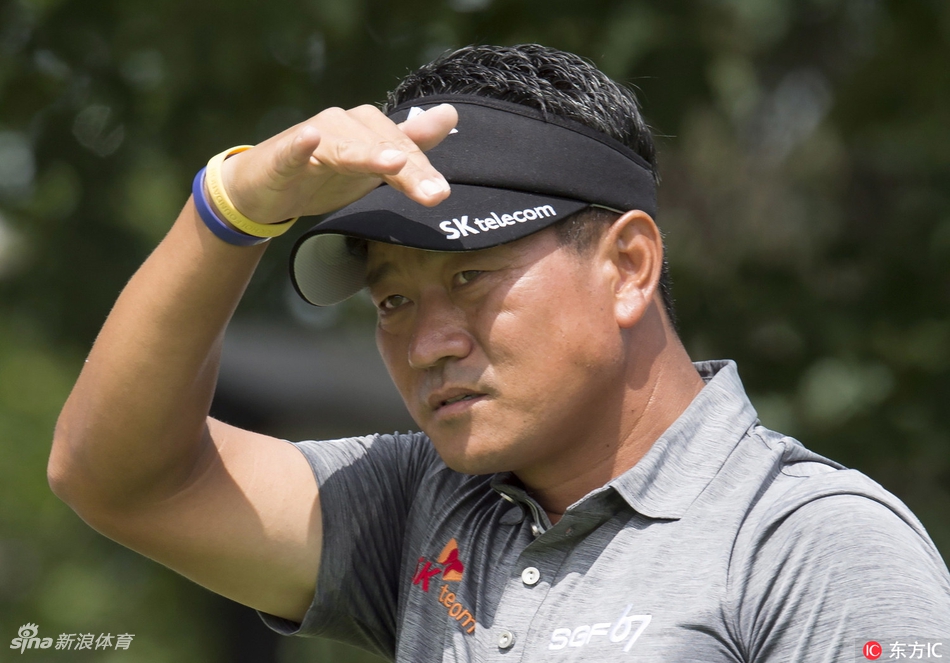 达斯汀·约翰逊在雨中大力开球，白色小球如利箭般划破雨幕，彰显其无与伦比的力量感。