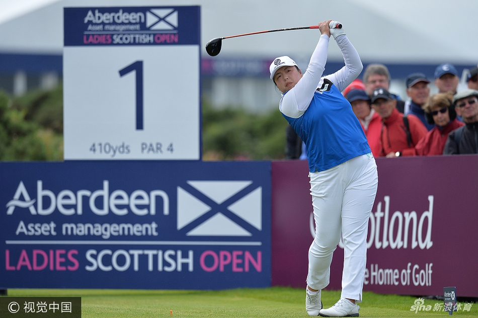 魏圣美与其他几位女球员在开球前，于刺骨寒风中裹紧衣物，一边谈笑一边沉着等待上场时刻。