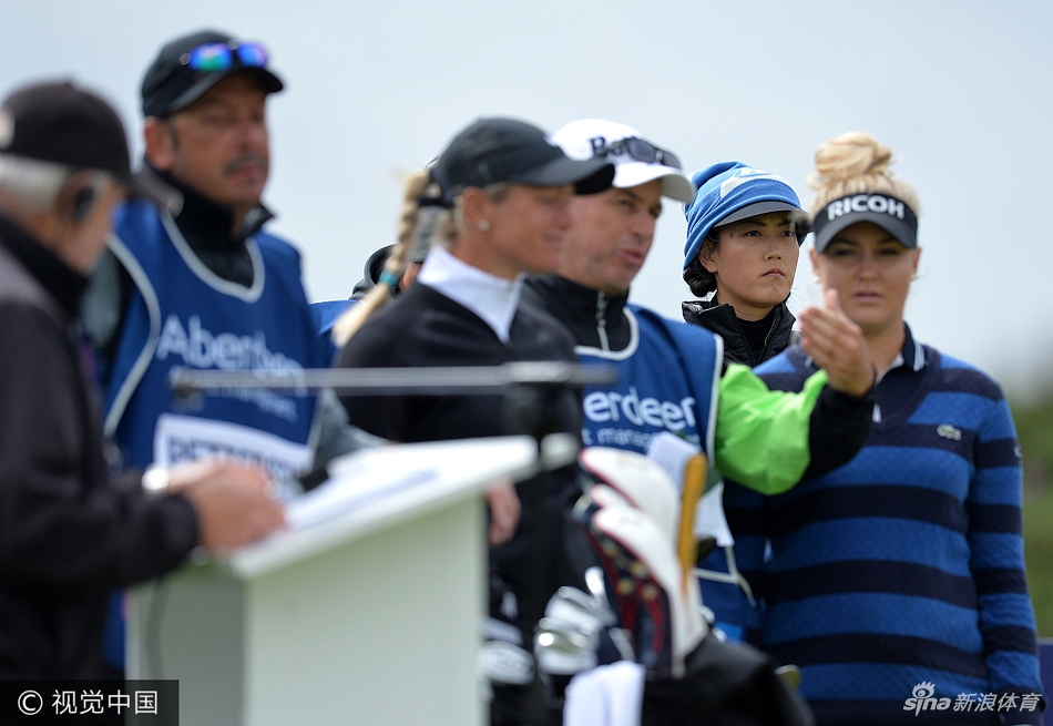 新西兰少女高宝璟在球场边露出俏皮可爱的笑容，瞬间融化了林克斯球场严肃的比赛气氛。