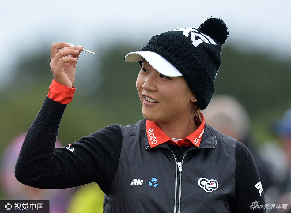 冯珊珊在比赛间隙迅速披上厚实的外套，以抵御苏格兰夏日突如其来、无孔不入的刺骨寒风。