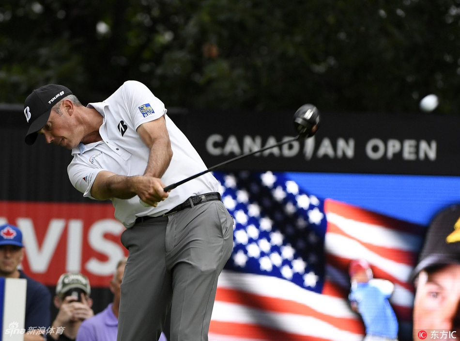 热情的球迷身披彩色雨衣聚集在观赛区，形成一道斑斓的风景线，他们的目光紧紧追随着场上球员的身影。