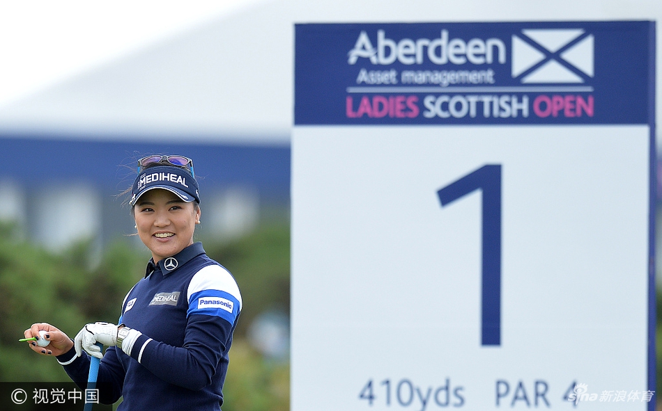 凯莉·韦伯在风中稳稳站定准备击球，其冷静的姿态与飘扬的发丝形成了动与静的完美结合，彰显冠军气质。