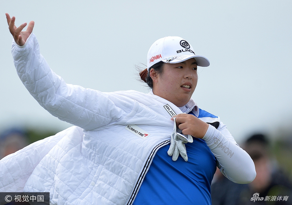 澳洲老将凯莉·韦伯站在林克斯球场的风中，目光如炬地凝视远方，尽显女王般的沉稳与霸气。