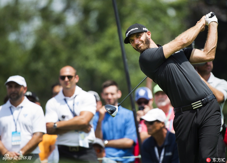 雨势稍歇，夕阳从乌云缝隙中洒下金光，照耀着泛着水光的广阔球场，预示着一场更为激烈的角逐即将到来。