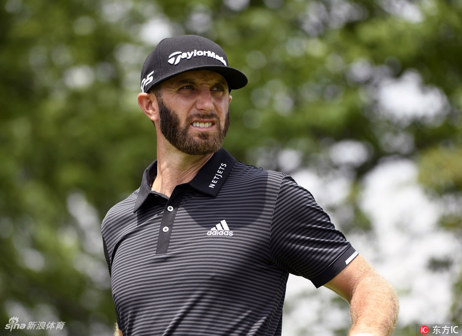 特写镜头下，一名球员正在仔细擦拭球杆握把，凝重的表情与手套上的雨滴诉说着雨中比赛的艰辛。