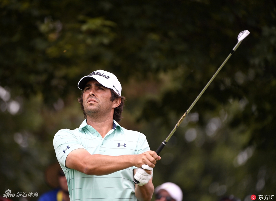 安德烈斯·佛罗瑞斯挥杆瞬间动作流畅完整,展现领先者的自信与从容