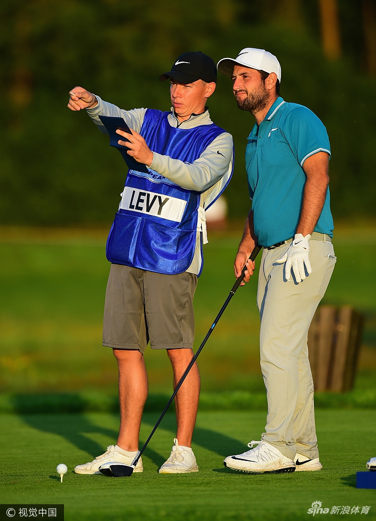 会馆领先者阿什利-切斯特斯在完成比赛后，于计分处确认成绩，表情沉稳自信