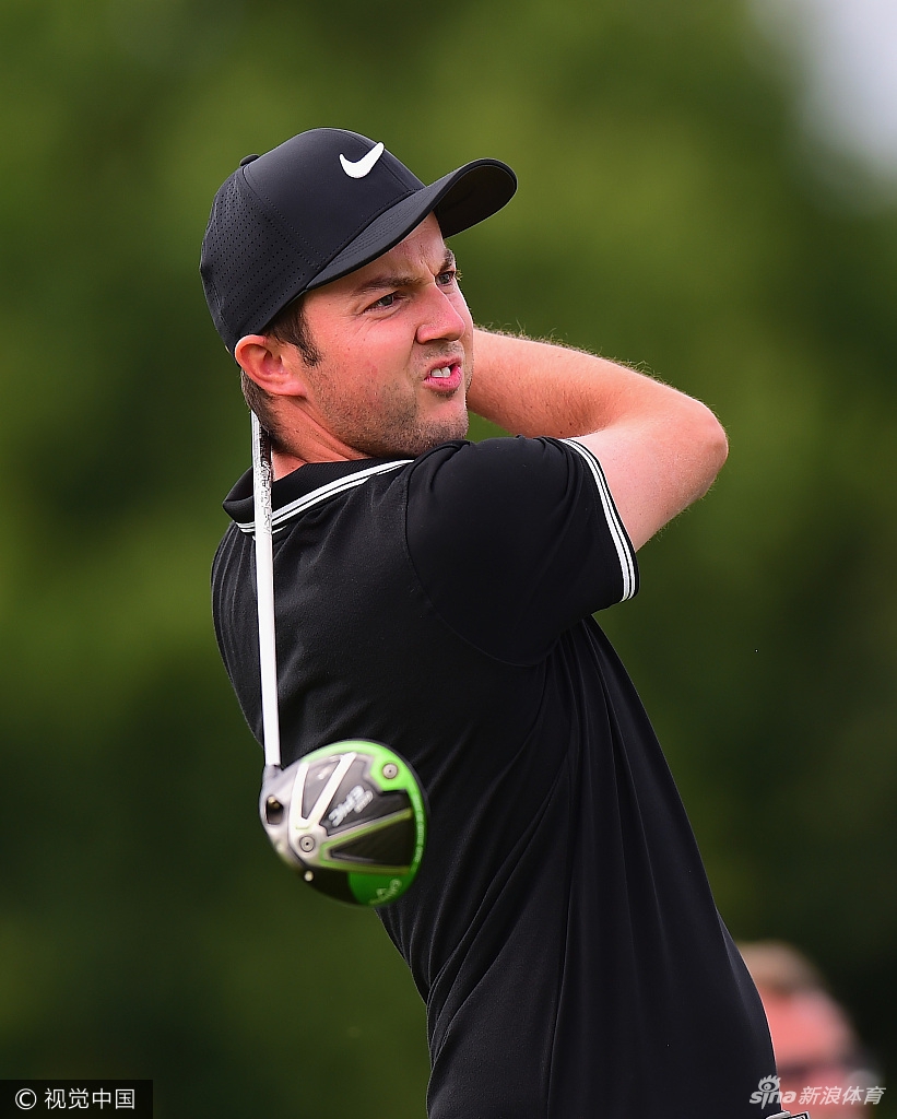 卫冕冠军法国名将亚历山大-列维与他的球童共撑一把伞，在暴雨中商讨后续比赛策略