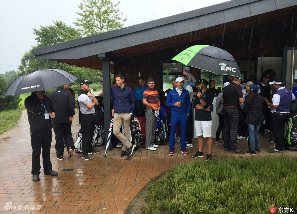 英格兰球手阿什利-切斯特斯在雨中凝视球场，眼神坚定专注，成为暴雨中的一道风景