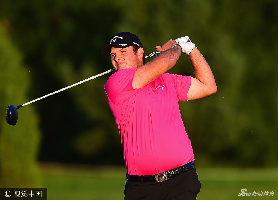 赛事工作人员身穿雨衣，在积水的球道上紧急进行排水作业，全力抢救赛场