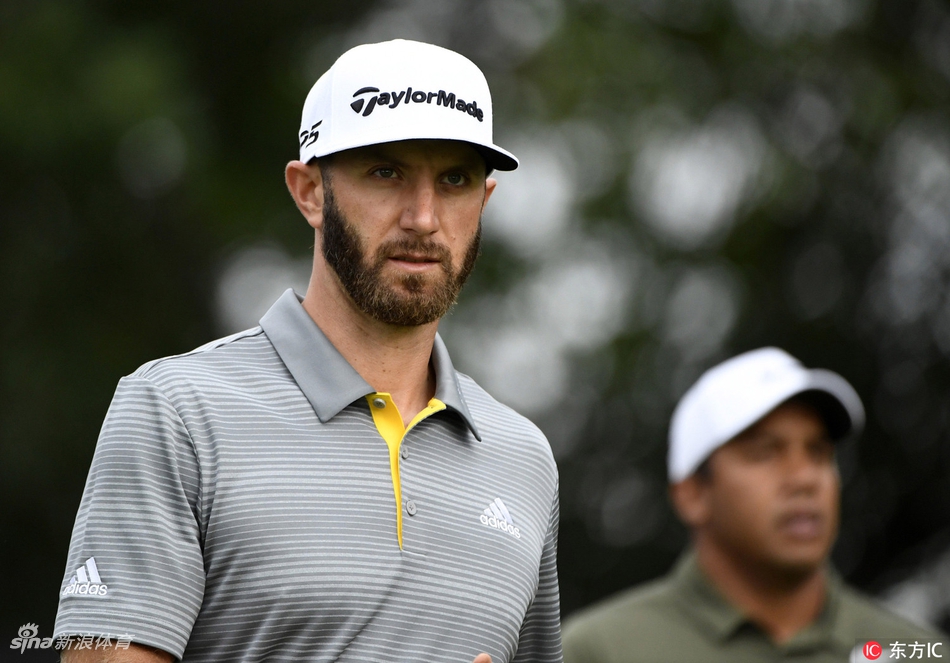 达斯汀·约翰逊在果岭上长推,身体舒展充满力量,目标直指洞杯