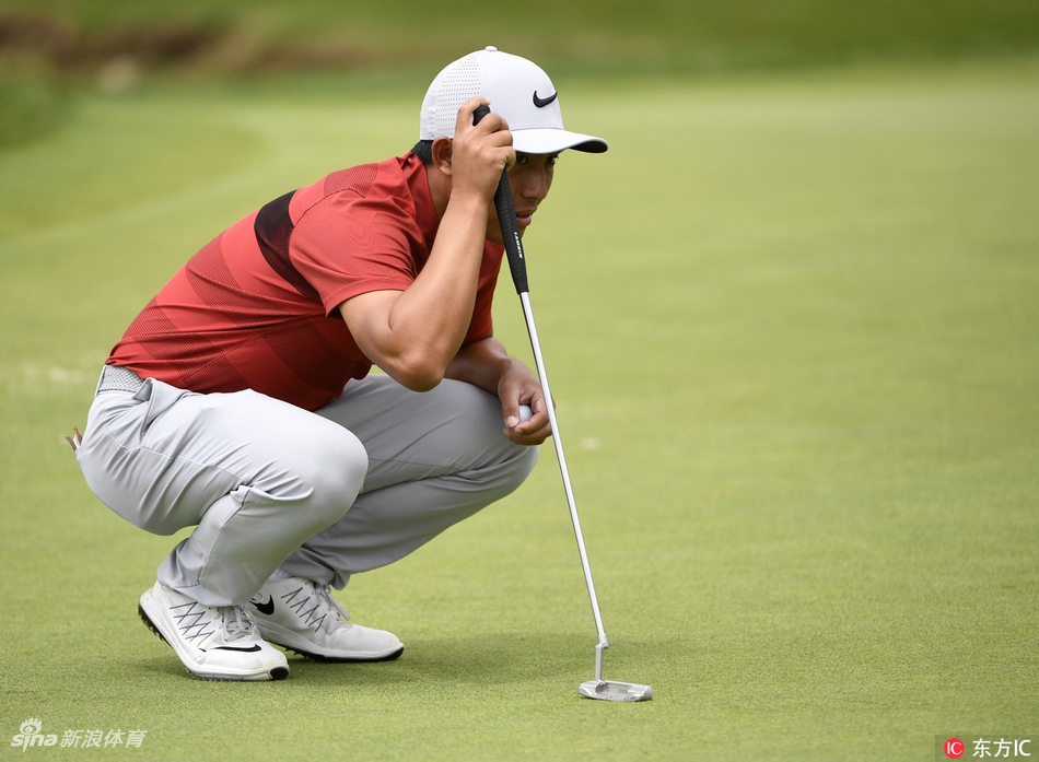 马特·库查尔在沙坑中沉着救球,沙粒飞扬展现高超技巧与专注神情